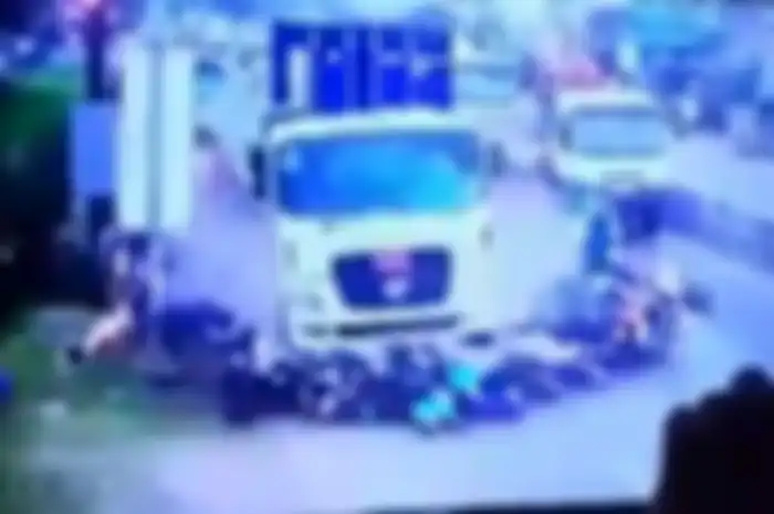 Truk kontainer hantam puluhan pemotor di Vietnam, 4 orang tewas.