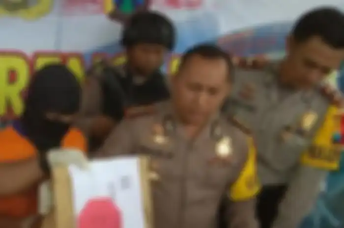 Kapolres Kediri AKBP Erick Hermawan sita uang hasil pungli pembuatan SIM.