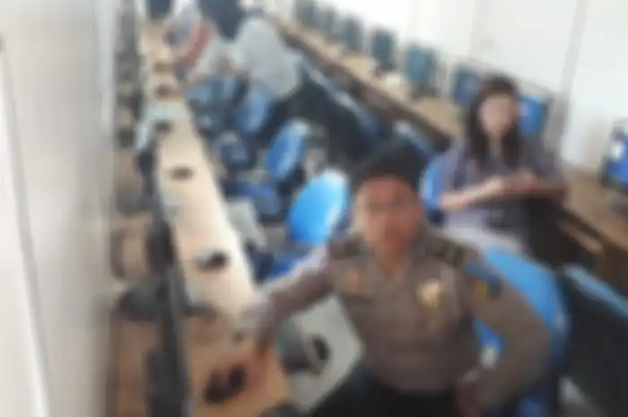 Kasie SIM Ditlantas Polda Metro Jaya Kompol Fahri Siregar dalam simulasi tes psikologi di Satpas SIM