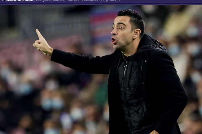 Pelatih Barcelona, Xavi Hernandez, memberikan instruksi saat melawan Espanyol dalam laga pekan ke-14 Liga Spanyol 2021-2022 di Stadion Camp Nou, Sabtu (20/11/2021) waktu setempat atau Minggu pukul 03.00 WIB.