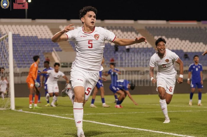 Selebrasi bek Timnas U-17 Indonesia,  Mathew Baker, usai mencetak gol ke gawang Timnas U-17 Kuwait di Kualifikasi Piala Asia U-17 2025, Rabu (23/10/2024).