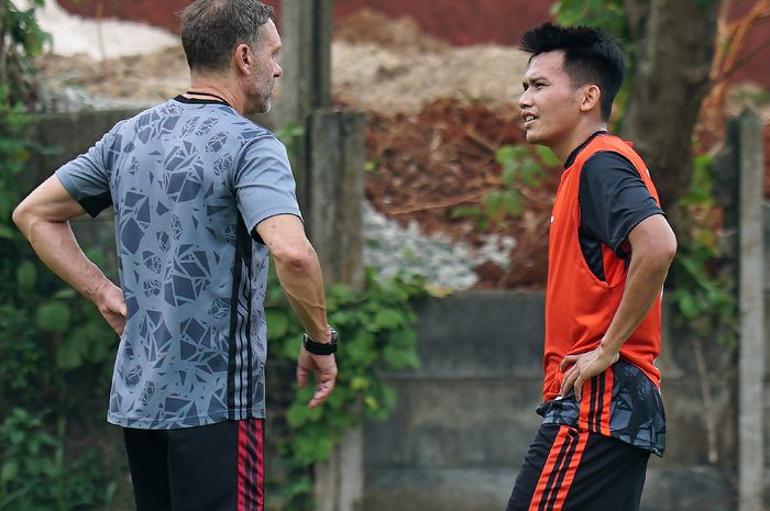 Witan Sulaeman saat berdiskusi dengan pelatih Persija Jakarta, Thomas Doll dalam latihan perdana bersama Macan Kemayoran pada Sabtu (4/2/2023).