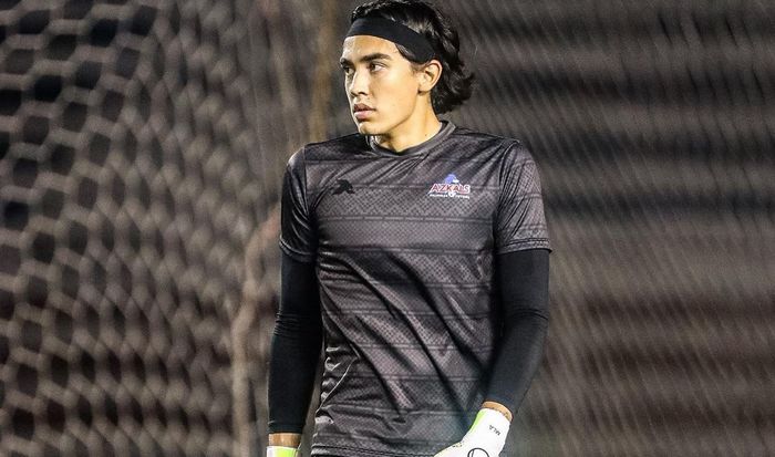 Teka-teki kiper ASEAN yang direkrut Arema FC terungkap dan ia adalah Julian Schwarzer, putra dari kiper Legendaris Premier League, Mark Schwarzer.