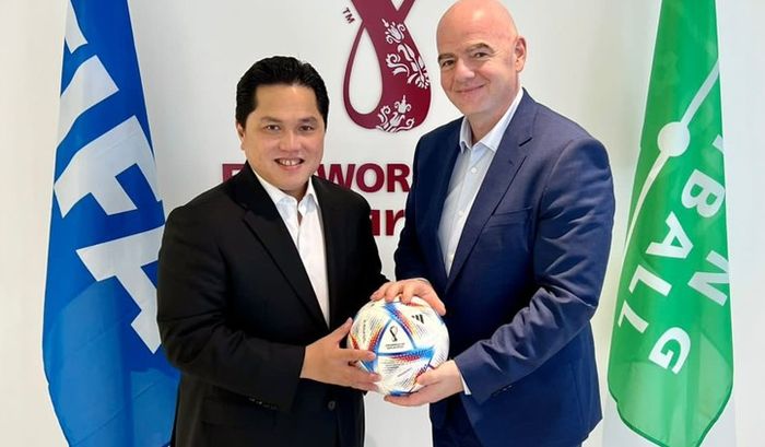 Menteri Badan Usaha Milik Negara (BUMN) Erick Thohir saat bertemu Presiden FIFA Gianni Infantino.