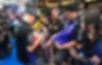 Maverick Vinales dengan tekun menerima keinginan fanatikan sebelum jalan ke sirkuit Chang, Buriram Thailand