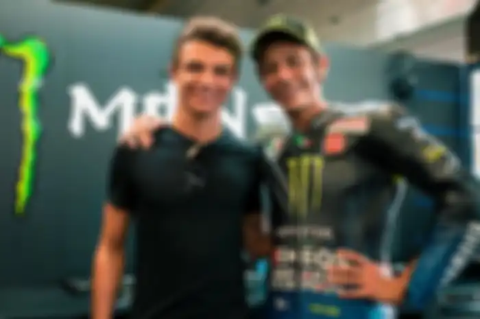 Lando Norris saat bertemu idoanya Valentino Rossi di garasi tim Monster Energy Yamaha MotoGP di sirkuit Silvestone saat MotoGP Inggris 2019