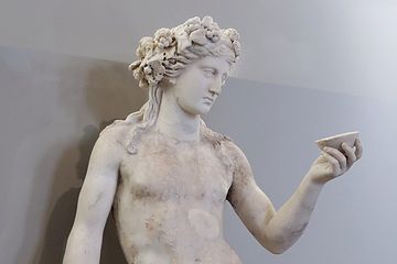 Patung Dionisos, dewa anggur dan kesuburan Yunani kuno. Dia adalah anak dari Zeus dan putri Semele.
