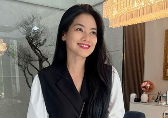 Titi Kamal Hadiri Pernikahan Adinia Wirasti, Tampil Menawan Serba Hitam yang Matching dengan Suami!