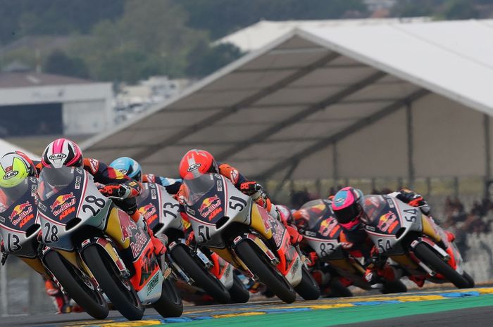 Pembalap Indonesia, Veda Ega Pratama (nomor 54. paling kanan), saat tampil pada race 2 Red Bull Rookies Cup seri Le Mans di Sirkuit Le Mans, Sarthe, Prancis, 12 Mei 2024, Race 12 MotoGP Prancis, 12 Mei 2024.