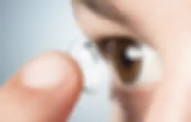 Awas! Softlens Bisa Bikin Mata Iritasi, Simak 4 Tips Penting Ini Untuk Jaga Kesehatan Mata Saat Memakai Softlens Sehari-hari