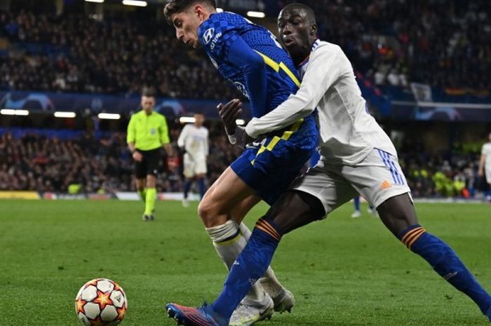 Aksi bek Real Madrid, Ferland Mendy, dalam laga kontra Chelsea di Stamford Bridge, Rabu (6/4/2022).