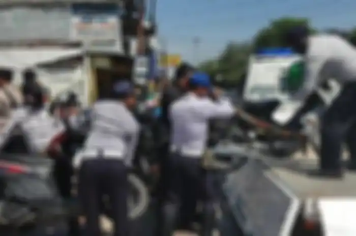 Petugas menertibkan parkir liar, motor-motor yang parkir sembarangan diangkut (Foto Ilustrasi).