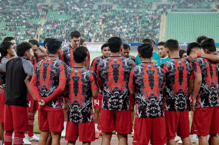 Skuad Timnas Indonesia sesaat sebelum laga perdana Grup F Kualifikasi Piala Dunia 2026 zona Asia melawan Irak.