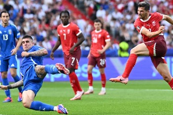 Gelandang Swiss yang bermain di klub Bologna, Remo Freuler, menjebol gawang Timnas Italia dalam laga babak 16 besar EURO 2024, Sabtu (29/6/2024) di Berlin.