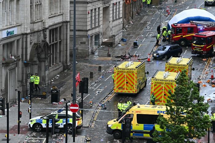 Kepolisian Liverpool menjaga lokasi insiden setelah sebuah mobil menabrak kerumunan orang di tengah parade juara Liverpool di Water Street, Senin (26/5/2025). 