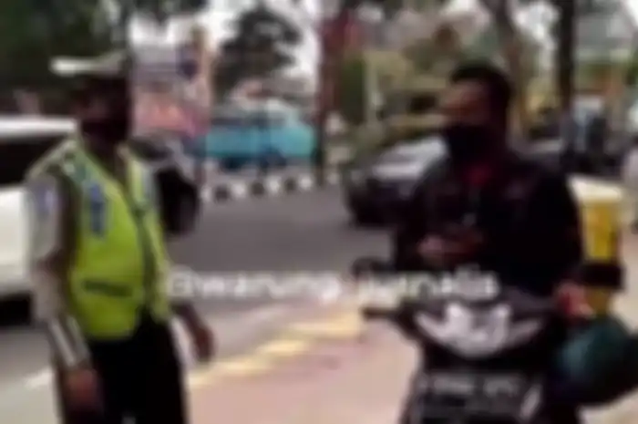 Pemotor ditilang karena melintas di trotoar.