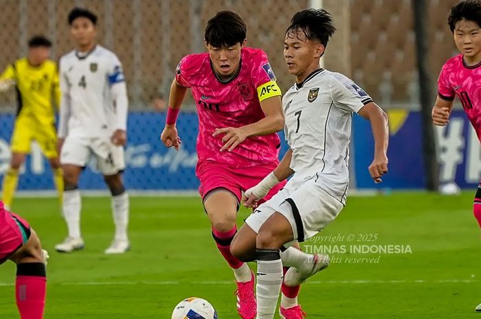 Suasana pertandingan antara timnas U-17 Indonesia melawan timnas U-17 Korea Selatan, Jumat (4/4/2025).
