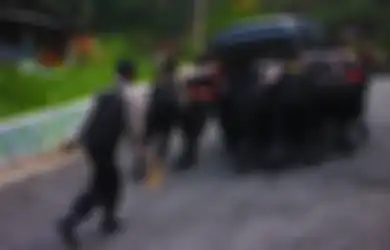 'Bersenjatakan' Kayu Pengganjal, para Polisi Ini Selamatkan Banyak Nyawa, Tapi Kadang Justru Dikerjai Seperti Ini