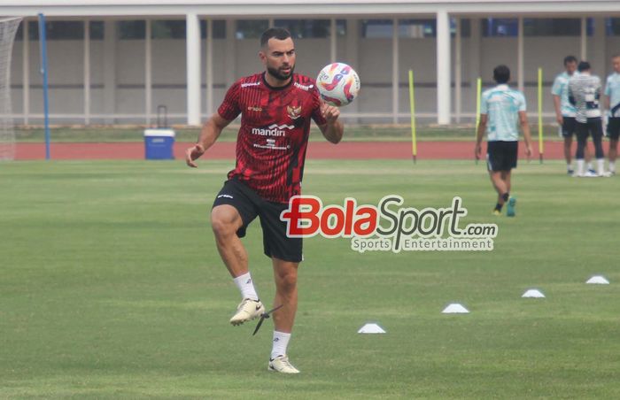 Bek Timnas Indonesia Jordi Amat saat menjalani latihan bersama tim di Stadion Madya, Senayan, Jakarta, Sabtu (1/6/2024).