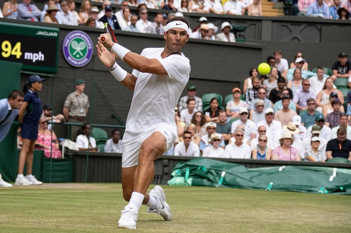 Petenis putra Spanyol, Rafael Nadal, saat menjalani laga melawan Jo-Wilfred Tsonga (Prancis) pada babak ketiga Wimbledon 2019.