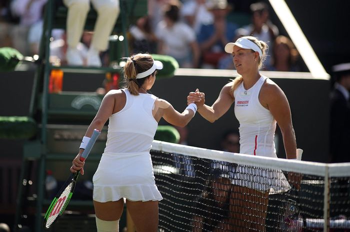 Petenis putri Jerman, Angelique Kerber, bersalaman dengan Lauren Davis (Amerika Serikat) seusai pertandingan babak kedua Wimbledon 2019 di Court 2 All England Lawn Tennis and Croquet Club, Wimbledon, Inggris, Kamis (4/7/2019).