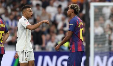 Kylian Mbappe dan Lamine Yamal saat bertemu dalam lakon El Clasico saat Real Madrid menjamu Barcelona di Santiago Bernabeu (26/10/2025).