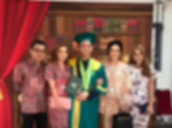 Azriel didampingi oleh KD, Anang, Ashanty dan Aurel saat kelulusannya