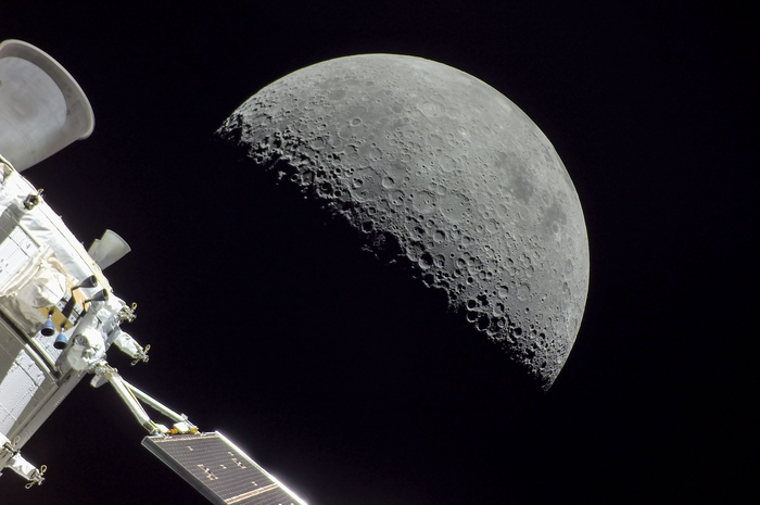 Foto bulan dan pesawat luar angkasa Orion dari kejauhan