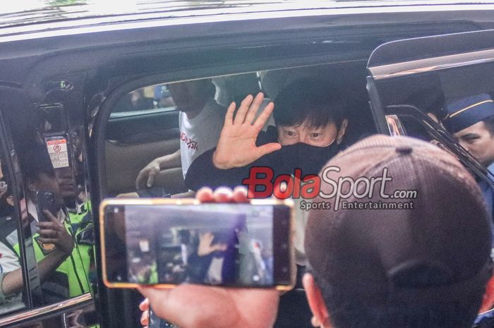 Pelatih timnas Indonesia, Shin Tae-yong, mendapatkan sambutan hangat dari masyarakat saat tiba di Bandara Soekarno Hatta, Tangerang, Banten, Rabu (27/3/2024).