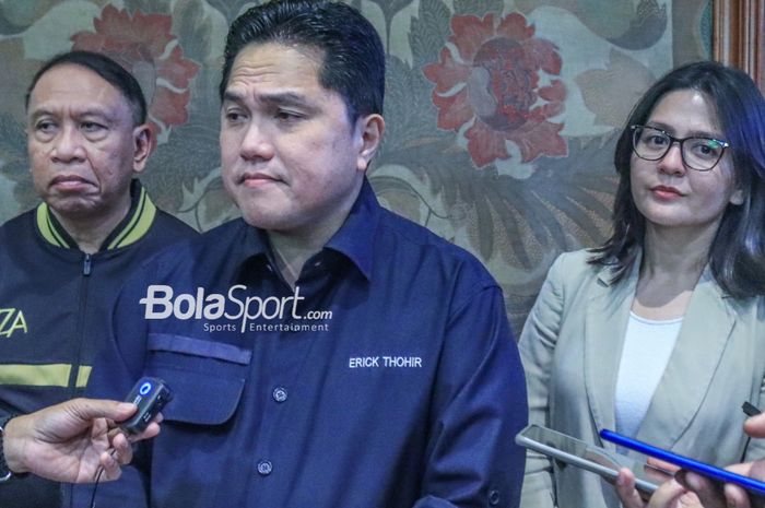 Ketua Umum PSSI, Erick Thohir (tengah) dan wakilnya bernama Zainudin Amali (kiri) dan Ratu Tisha (kanan) sedang memberikan keterangan kepada awak media di Hotel Sultan, Senayan, Jakarta, Selasa (15/8/2023).