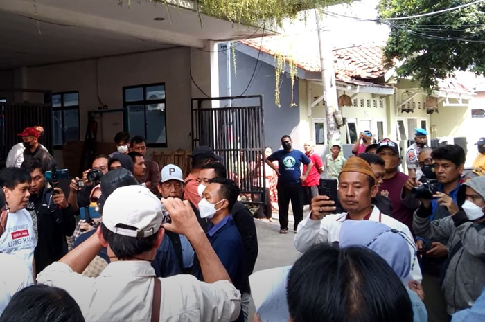 Kediaman Ustaz Yusuf Mansur diserbu massa pada Senin (20.6.2022) puluhan massa menuntut kejelasan investasi batu bara yang dijanjikan sang Ustaz dari tahun 2009.