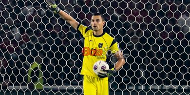 Nikmati Liburan di Kampung Halaman, Kiper Timnas Indonesia Emil Audero Asik Main Bola bersama Warga Lombok