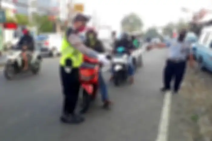Ilustrasi pengawasan protokol kesehatan di Check Point PSBB