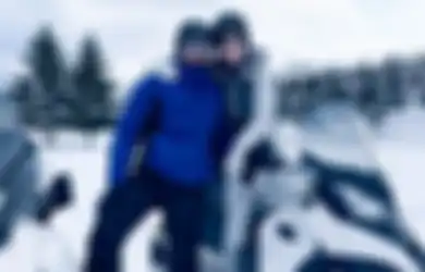 Terjatuh Saat Main Ski, Syahrini Keluhkan Bibir yang Membeku, Aksi Reino Barack Kecup Mesra Bibir Sang Istri Jadi Sorotan