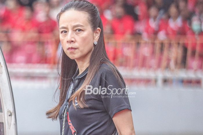 Manajer timnas Thailand, Madam Pang, ketika menemani timnya bertanding pada Piala AFF 2022 di Stadion Utama Gelora Bung Karno, Senayan, Jakarta, 29 Desember 2022.