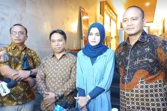 Istri Rizal Djibran, Sarah menjalani pemeriksaan pertama atas laporannya soal KDRT di Direktorat Reserse Kriminal Umum Polda Metro Jaya.