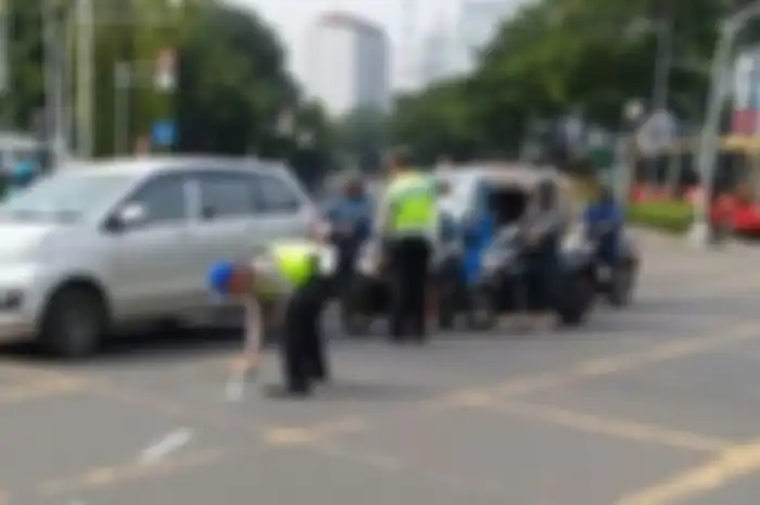 Polisi melakukan olah tkp
