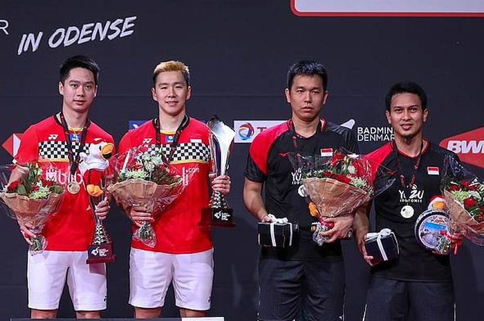 Dua pasangan ganda putra Indonesia, Marcus Fernaldi Gideon/Kevin Sanjaya Sukamuljo (jersey merah) dan Mohammad Ahsan/Hendra Setiawan, berpose di podium kampiun Denmark Open 2019.