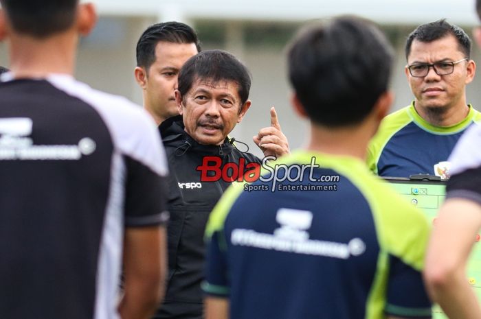 Pelatih timnas U-20 Indonesia, Indra Sjafri (tengah).