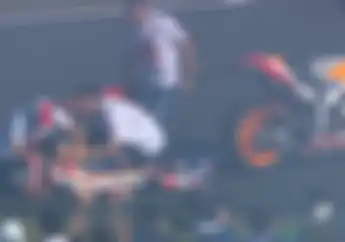 Selebrasi Bareng Scott Redding Berbuah Petaka, Bahu Marc Marquez Cedera dan Harus Operasi