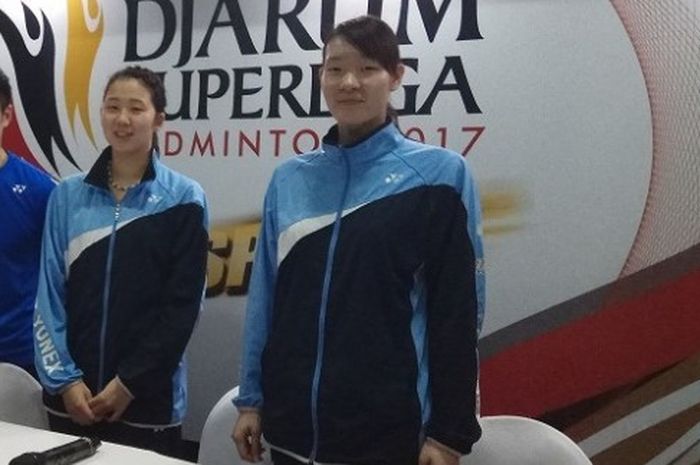 Pemain ganda putri asal Jepang, Wakana Nagahara (tengah) dan Mayu Matsumoto (kanan) ketika tampil di Djarum Superliga Badminton 2017.