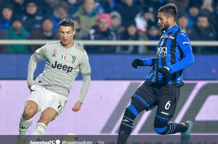 Megabintang Juventus, Cristiano Ronaldo (kiri), beraksi dalam laga perempat final Coppa Italia melawan Atalanta di Stadion Atleti Azzurri d'Italia pada 30 Januari 2019.