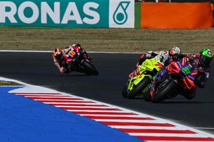 dari depan; Franco Morbidelli (Prima Pramac Racing), Marco Bezzecchi (Pertamina Enduro VR46), dan Luca Marini (Repsol Honda) pada sesi practice MotoGP San Marino 2024, Jumat, 6 September 2024 