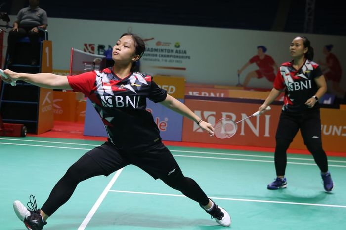 Ganda putri Indonesia, Anisanaya Kamila/Az Zahra Ditya Ramadhani beraksi pada babak perama penyisihan Grup A Kejuaraan Asia Junior 2023, di GOR Amongraga, Yogyakarta, Sabtu (8/7/2023)