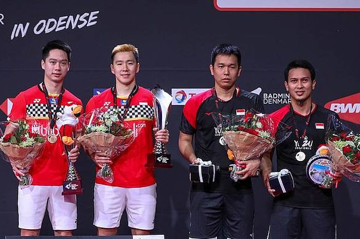 Dua pasangan ganda putra Indonesia, Marcus Fernaldi Gideon/Kevin Sanjaya Sukamuljo (jersey merah) dan Mohammad Ahsan/Hendra Setiawan, berpose di podium kampiun Denmark Open 2019.