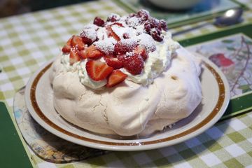 Dalam sejarah dunia, ada banyak persaingan antara dua negara. Salah satunya adalah persaingan kudapan khas Natal, pavlova, antara Australia dan Selandia Baru. Dua-duanya sama-sama mengakui bahwa pavlova ada hidangan khas negara masing-masing.