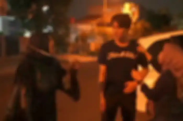 Rizky Billar dengan ibunya di rumah Lesty Kejora.