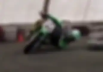Enggak Mau Kalah Sama Marc Marquez, Biker Ini Nikung dengan Helm Terseret di Aspal