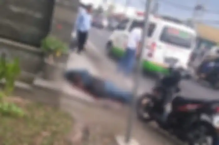 Pemotor terkapar tabrak mobil yang parkir di daerah Sukoharjo.