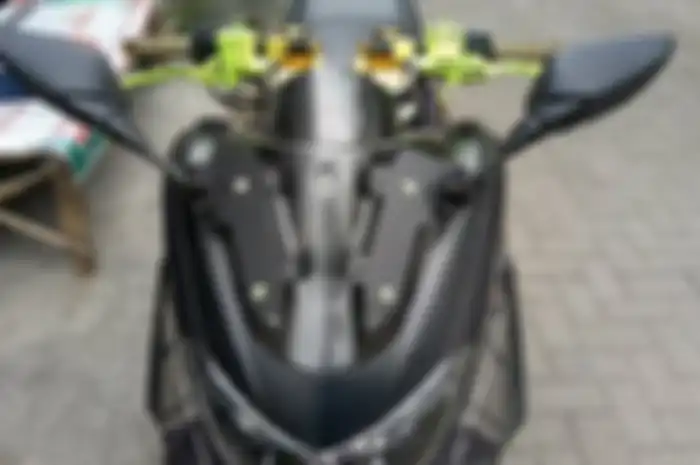 Yamaha NMAX pakai setang jepit aftermarket.